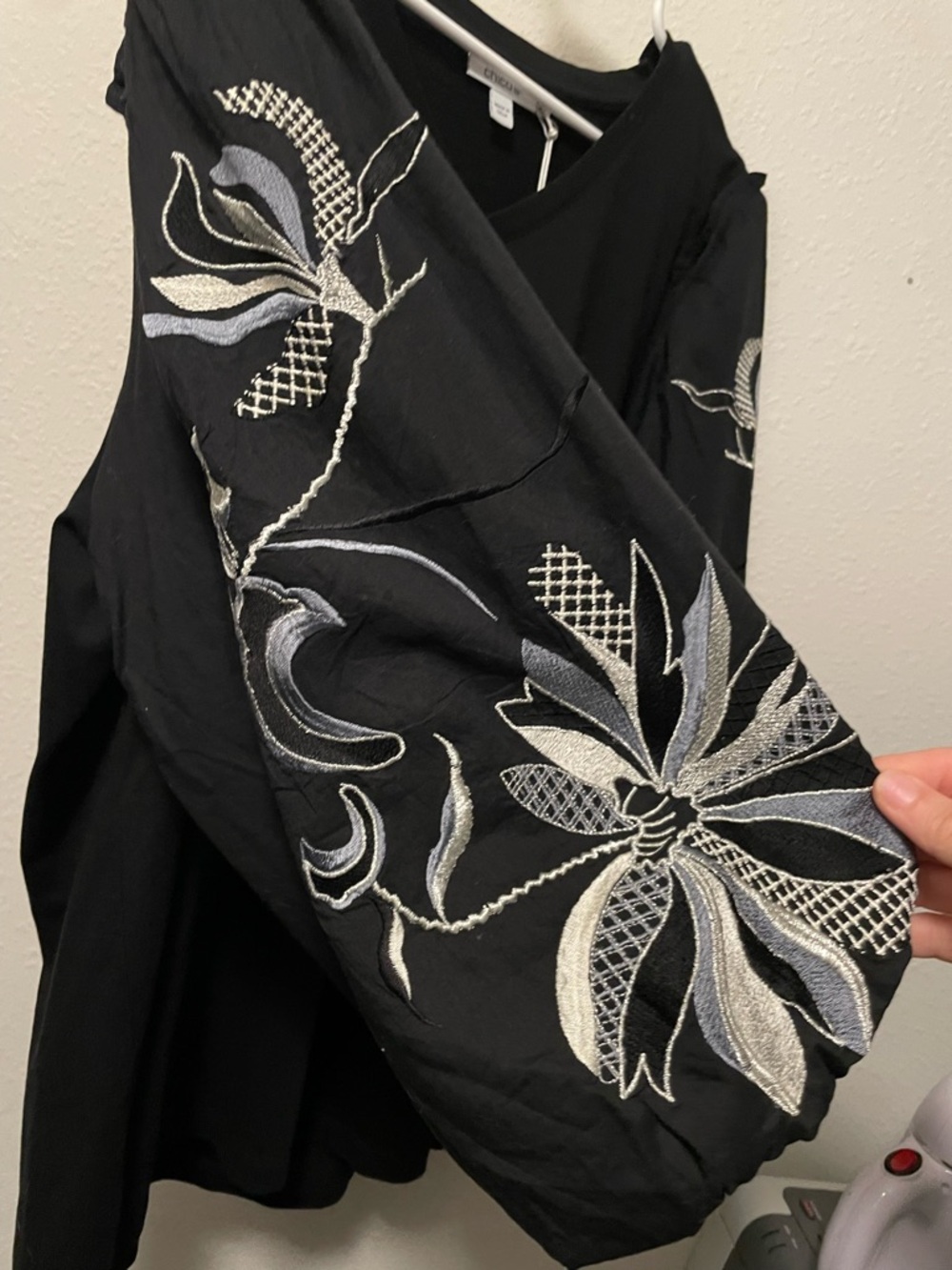 Chicos NWT Embroidered Puff Sleeve Top Black Size 4 XXL V Neck 3/4 Sleeve - Picture 2 of 14
